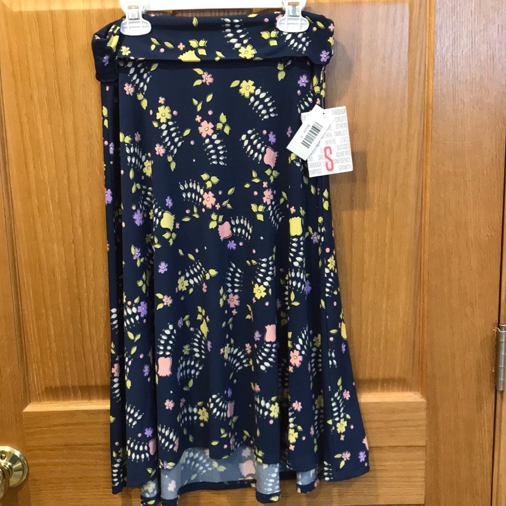 🦋BNWT Small LuLaRoe Azure skirt-Navy background🦋